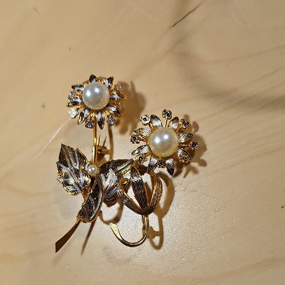 Set Of 2 Damascene Toledo ware SPAIN Flower Brooches w/ Faux Pearl